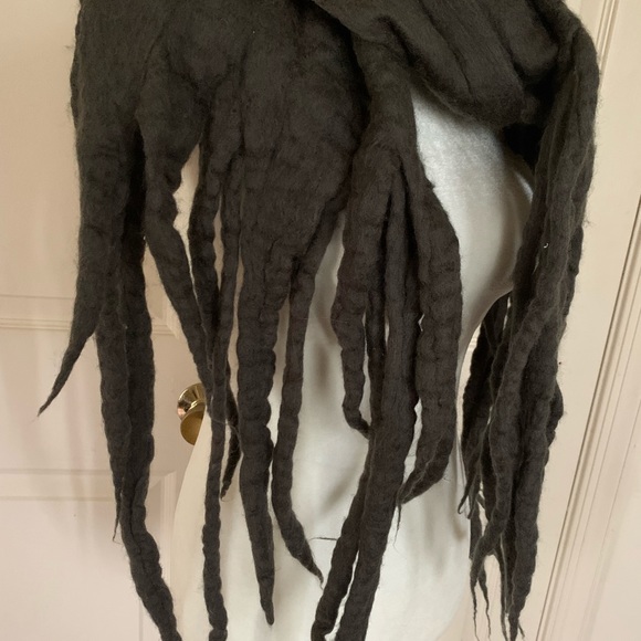 Taiana FW09 Hand-Felted Merino Wool Scarf - Picture 4 of 6